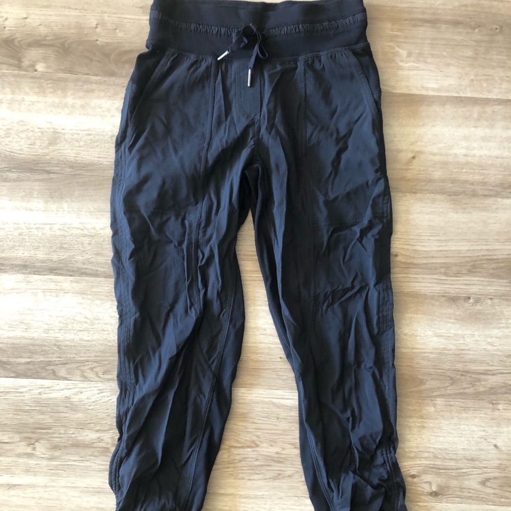 Lululemon dance to studio crop 23” (size 0)